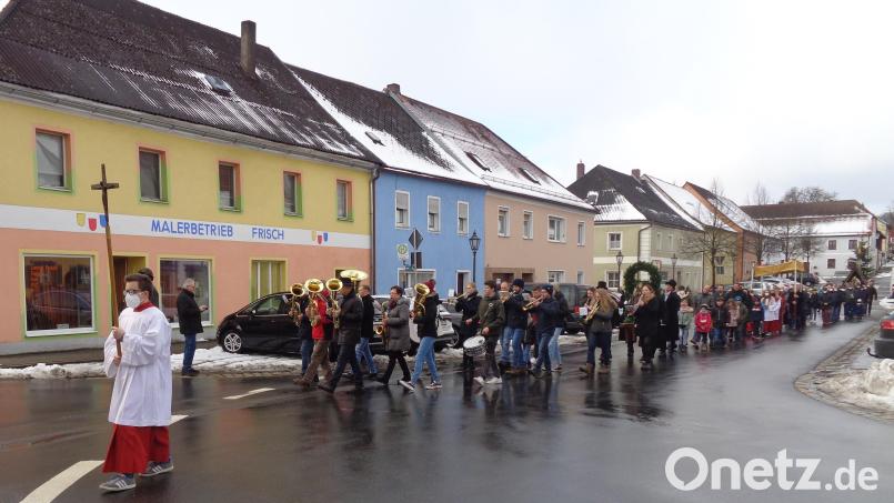Der Prozessionszug um den Marktplatz fiel diesmal kleiner aus. Bild: amö