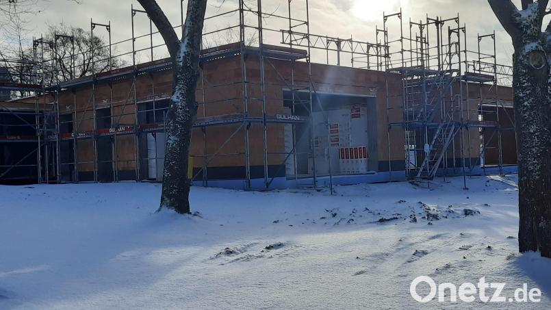 Das Flachdach der neuen Krippe ist per Eilentscheidung des Bürgermeisters für den eventuellen Aufbau einer Photovoltaikanlage vorbereitet worden.