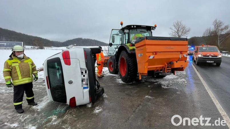 Während der massive Winterdienst-Traktor nur Kratzer davontrug, kippte der VW Tiguan einer Bayreutherin um: Auf der B 85 an der Abzweigung nach Königstein ist am Samstagmorgen ein Unfall passiert. Bild: lei