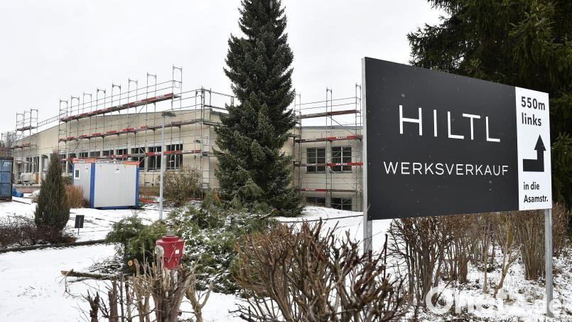 In der Dieselstraße entsteht die neue Zentrale der Hiltl Hosenmanufaktur. Hier werden von Designern alle neuen Kollektionen entworfen. Nach der voraussichtlichen Fertigstellung im April erwartet Kunden hier dann ein moderner Showroom, ein Outlet-Werksverkauf und das Atelier (Schneiderei). Bild: Petra Hartl