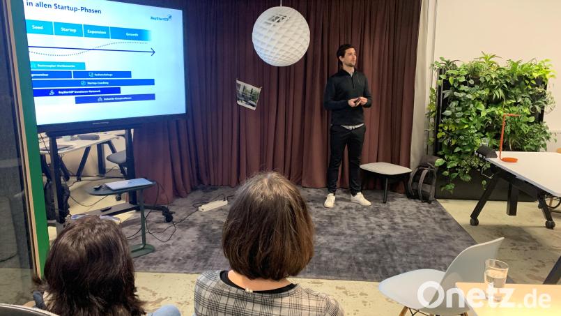 Fabian Brunner von BayStartUP erarbeitete mit 16 Teilnehmern Ideen und Strategien für ihr eigenes Unternehmen. Bild: Coworkkem/exb