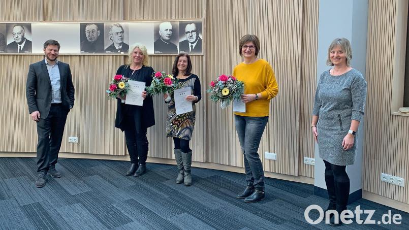 Bürgermeister Peter Neumeier und die Leiterin des Kindergartens Villa Kunterbunt, Sabine Nickert (rechts), rahmen die Jubilarinnen Andrea Hasenkopf (zweite von links), Iris Zinkl (Mitte) und Sabine König (Zweite von rechts beim Erinnerungsfoto ein. Bild: Tobias Reitmeier/exb