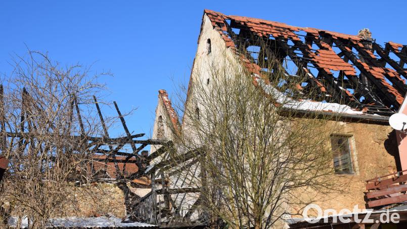 Bei zwei Brandobjekten am Hohenburger Marktplatz (Bild) herrscht nach der Notsicherung durch die Gemeinde faktisch Stillstand, und das nicht nur wetterbedingt. Für das dritte Gebäude liegt bereits eine genehmigte Planung für den Wiederausbau vor. Bild: bö