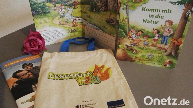 Ein &quot;Lesestart&quot;-Set besteht aus einer kleinen Stofftasche, einem altersgerechten Buch für die Kinder und Informationsmaterial für die Eltern mit Alltagstipps zum Vorlesen und Erzählen. Bild: bjo