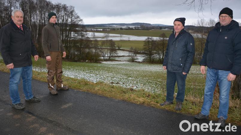 Bürgermeister Johann Burger, Gemeinderat und Landwirt Peter Wührl jun., stellvertretender BBV-Kreisobmann Martin Härtl und Peter Wührl sen. (von links) zeigen bei einem Ortstermin bei Hungenberg, wo der Süd-Ost-Link nach aktuellem Stand verlaufen würde: von den Feldern im Hintergrund direkt auf die Gruppe zu. Bild: jr