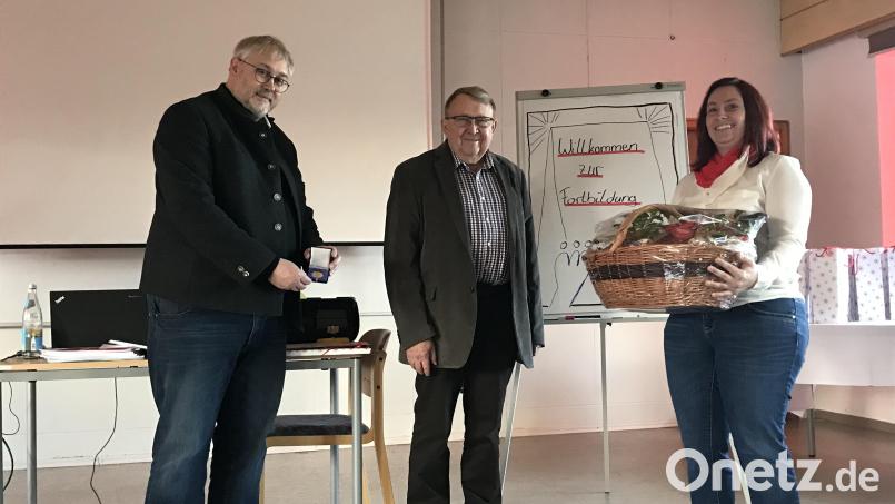 Kreisgeschäftsführer Otto Josef Langenhan und Maria Kates verabschiedeten Erste-Hilfe-Ausbilder Manfred Scharf. Bild: BRK Schwandorf /exb