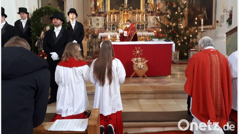 Pfarrer Gerhard Schedl erteilt den eucharistischen Segen. Bild: amö