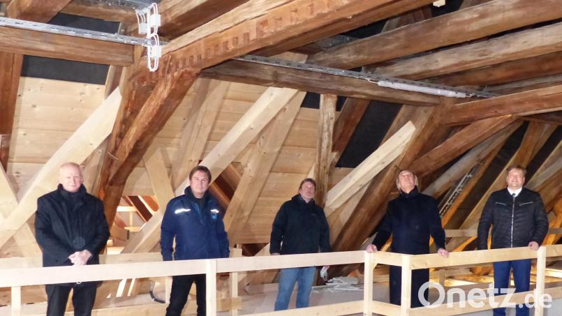 Bewunderten den sanierten Dachstuhl der Kastler Klosterburg (von links): Abteilungsleiter Peter Thumann von der Regierung, Baudirektor Christian Kopf und Leitender Baudirektor Roman Beer vom Staatlichen Bauamt, Regierungspräsident Axel Bartelt und Bürgermeister Stefan Braun. Bild: jp