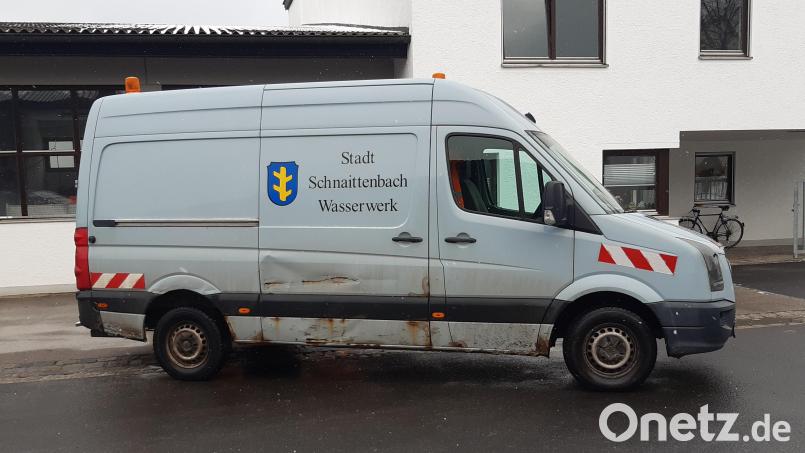 Wahrlich kein Renommee mehr für die Stadt Schnaittenbach: der VW Crafter des Wasserwerks. Lässt schon optisch darauf schließen, dass er wohl ausgedient hat und nicht mehr zuverlässig gefahren werden kann. Bild: e