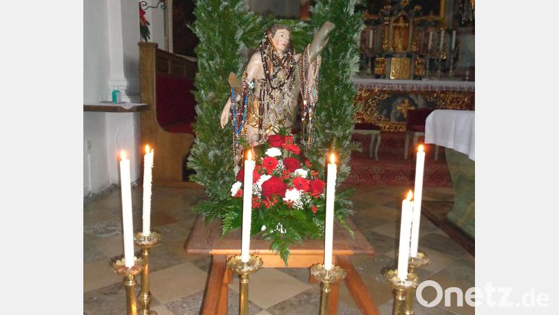 Viele Gläubige brachten ihre persönlichen Anliegen und auch Kerzen zur Statue des Sebastians in den Altarraum. Bild: amö