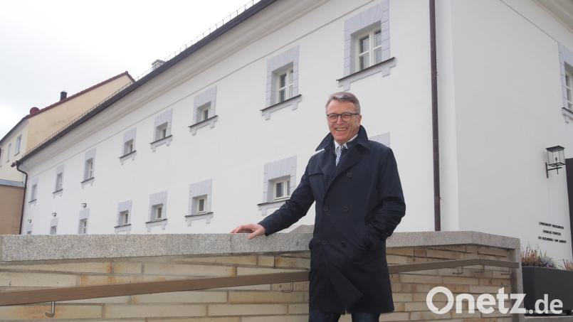 Die Fronfeste als Wissenschaftsstandort beherbergt dezentrale Studiengänge der OTH Regensburg (Soziale Arbeit) und der Hochschule Landshut (Wirtschaftsingenieurwesen Energie &amp; Logistik). Bürgermeister Franz Stahl bemüht sich um einen weiteren Studiengang. Mit Blick auf das „Holzkompetenzzentrum“ könnte er sich eine Außenstelle der Fachschule Rosenheim vorstellen. Dort werden etwa Holztechniker ausgebildet Bild: ws