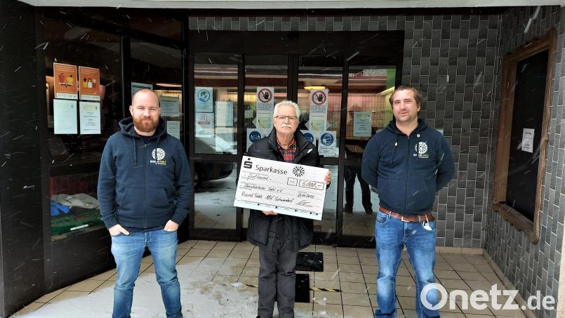 Der Tischpräsident von Round Table 185 Schwandorf, Benedikt Gruber, (links) überreichte zusammen mit seinem Stellvertreter Anno Becker (rechts) einen Scheck über 5000 Euro an den Vorsitzenden der Oberviechtacher Tafel, Friedrich Keller. Bild: lg