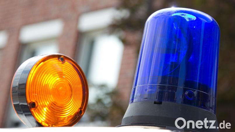 Am Montagvormittag prallte das Auto eines 72-Jährgen gegen einen Baum, der Fahrer starb noch an der Unfallstelle. Die Ursache ist bisher nicht bekannt. Symbolbild: Friso Gentsch