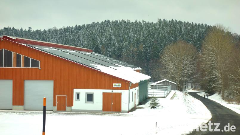 Auf Dächern ja (wie hier unweit des Alten Grenzübergangs), in freier Natur nicht mehr: Zu neuen Anlagen für die Erzeugung von Strom mittels Sonnenenergie fasste der Waidhauser Marktrat nun einen entscheidenden Grundsatzbeschluss. Bild: fjo