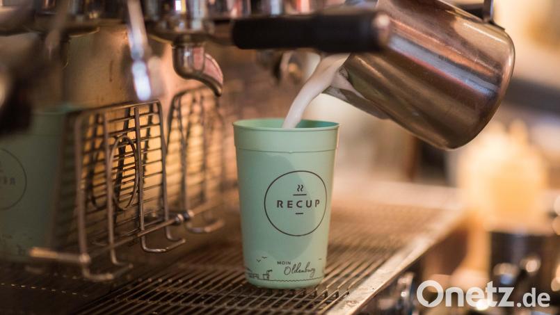 Der Kemnather Stadtrat beriet am Montagabend über das Kaffee-Becher-Pfandsystem &quot;Recup&quot;. Symbolbild: Mohssen Assanimoghaddam/dpa