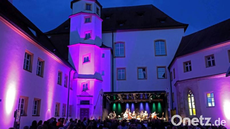 Im Schlosshof lockt der Kultursommer Besucher an. Ob der Neustart der Sulzbach-Rosenberger Kulturszene gelingt, wird weiterhin von den Corona-Beschränkungen abhängig sein. Archivbild: Kulturwerkstatt/exb