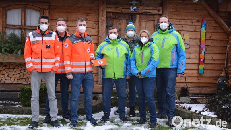 Skiclub-Chef Gerhard Lehner überreicht HvO-Leiter Philipp Mangold 600 Euro. Mit dabei (von links) Dominik Callejon, Christoph Wagner, Karin Bertl, Iris König und Matthias Wolfram. Bild: bk