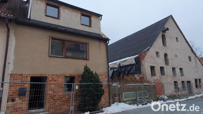 Die Trautenbergstraße in Kemnath ist ab Mittwoch, 26. Januar für eine Woche gesperrt. Grund sind Abbrucharbeiten am Haus Nummer 12. Das Gebäude gehört zum Lenzbräu-Areal. Bild: kaz