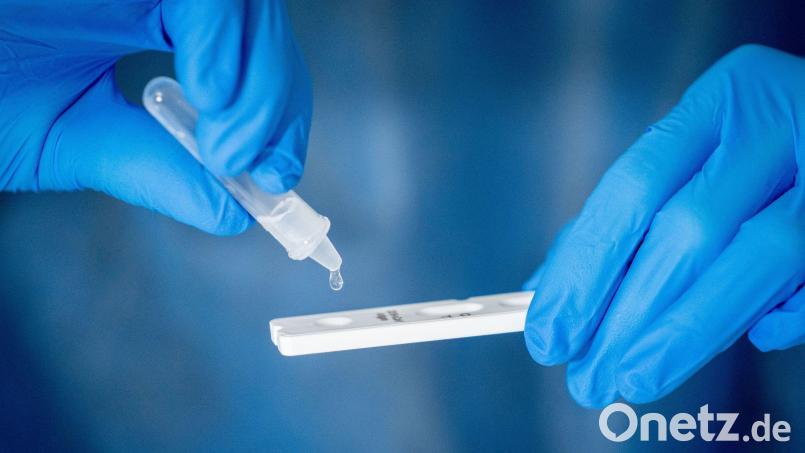 Infiziert oder nicht? Das verrät der Corona-Schnelltest. Zwar ist er nicht so zuverlässig, wie der PCR-Test, dafür ist das Ergebnis binnen 20 Minuten da. Bild: Kay Nietfeld/dpa