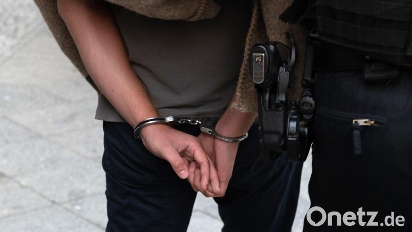 Ein 32-Jähriger wurde auf einer Rastanlage bei Wernberg-Köblitz festgenommen (Symbolbild) Symbolbild: Paul Zinken, dpa