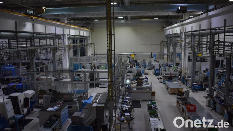 Durch die Übernahme von Wiesauplast – im Bild ein Teil der Fertigungsanlagen in Wiesau – will die Scherdel-Gruppe aus Marktredwitz ihr Know-how im Bereich hochwertiger Kunststoffprodukte erweitern. In einem Pressegespräch stellten die Verantwortlichen ihre Pläne für die Zukunft vor. Bild: lue