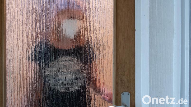 Eine Frau in Isolation. Wer muss nun wann und wie lange in Isolation und in Quarantäne? Symbolbild: Sebastian Gollnow/dpa