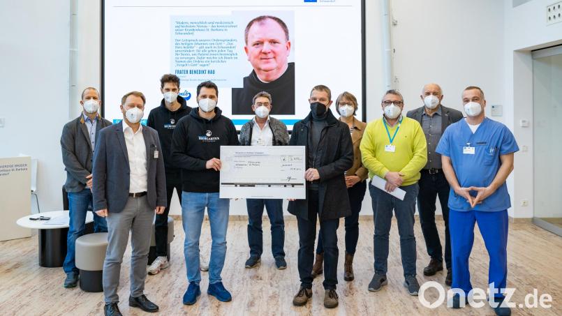 Johannes Karzmarczyk (Dritter von links) und Daniel Hoffmann (Vierter von links) übergaben den Scheck an Geschäftsführer Martin Baumann (Zweiter von links) und den Vorsitzenden des Fördervereins, Andreas Wopperer (Sechster von links). Bild: Michael Vogl