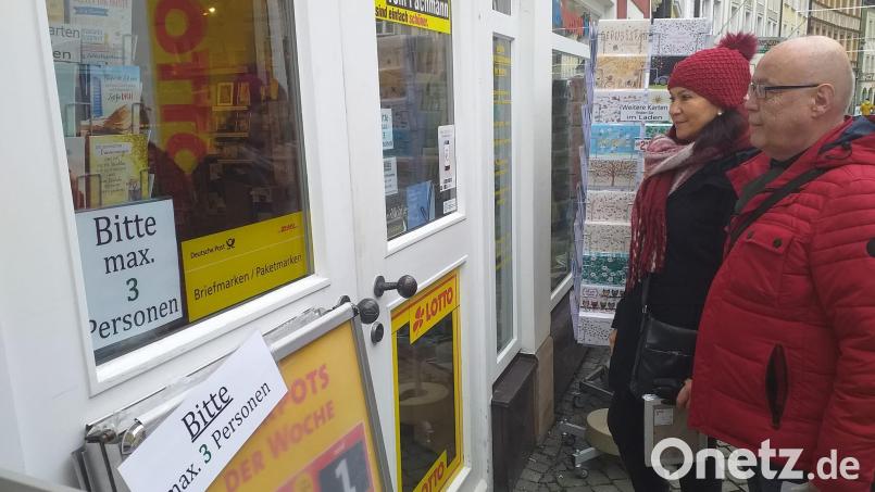 Bestimmte Regeln gelten im Einzelhandel weiterhin – die Masken- und Abstandspflicht zum Beispiel. Maximal drei Personen dürfen zeitgleich in diesen relativ kleinen Foto-Laden an der Bahnhofstraße. Bild: tk