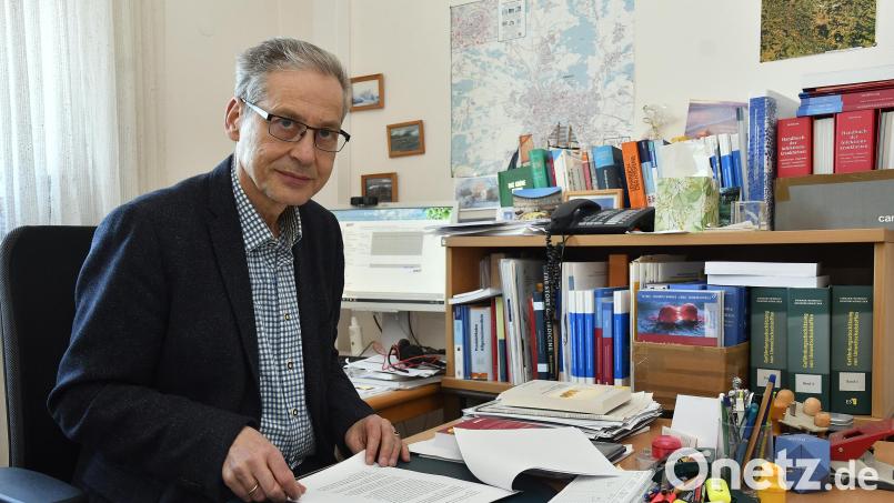 Dr. Roland Brey, der Leiter des Amberger Gesundheitsamts, an seinem Schreibtisch. Bild: Petra Hartl