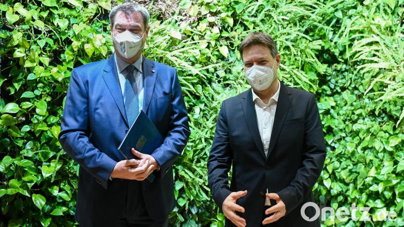 Robert Habeck (Bündnis 90/Die Grünen - r), Bundesminister für Wirtschaft und Klimaschutz, und Markus Söder (CSU), Ministerpräsident von Bayern, kommen in der Staatskanzlei zu Gesprächen zusammen. Bild: Tobias Hase