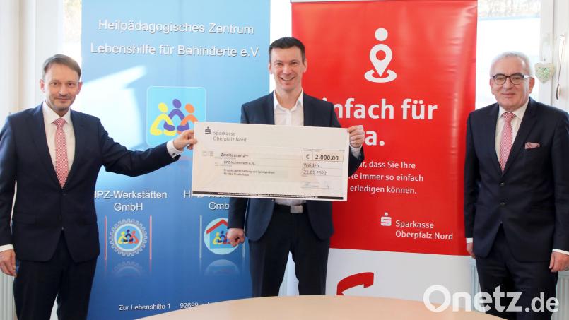 Weidens Oberbürgermeister Jens Meer (l.) und Ludwig Zitzmann, Vorstandsvorsitzender des Sparkasse Oberpfalz Nord, überreichten am Freitagvormittag dem HPZ mit Vorstandsvorsitzenden Christian Stadler (Mitte) einen Spendenscheck in Höhe von 2000 Euro. Bild: exb