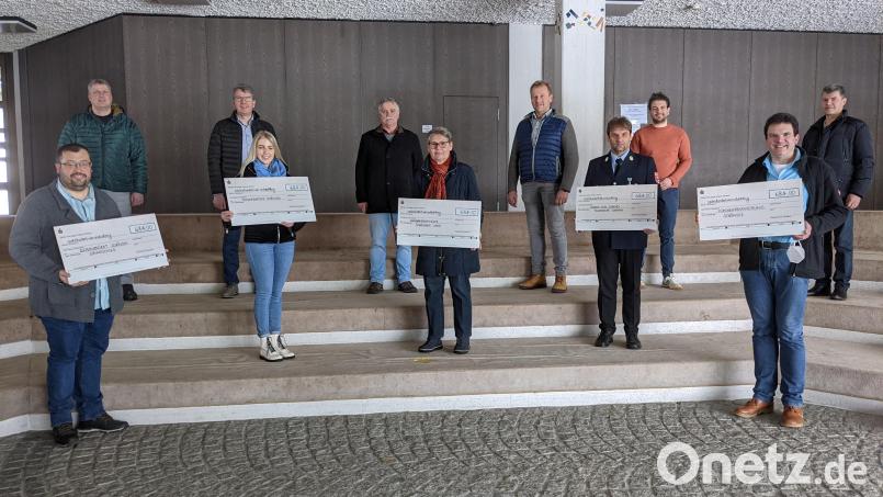 Für jeden der Empfänger (erste Reihe) gab es einen Scheck über 684 Euro. Im Bild dahinter die sechs Stadträte, die ihr Sitzungsgeld gespendet haben. Bild: eib