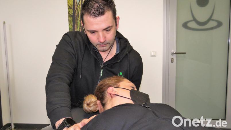 Es gibt physiotherapeutische Behandlungsmöglichkeiten, die Krebspatienten helfen können, sich besser zu fühlen und die sie stärken können für die Krebstherapien. Am Beispiel seiner Mitarbeiterin Sandra Grünauer zeigt Matthias Gradl eine von vielen Techniken, die er als Onkologischer Fachphysiotherapeut anwendet. Bild: ubb