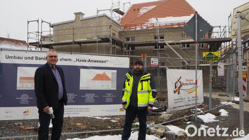 Bürgermeister Richard Tischler und Roland Glatzel vom Bauamt (rechts) rechnen jetzt nicht mehr mit unliebsamen Überraschungen bei der Sanierung des Haas-Anwesens. Im Herbst sollen die Bauarbeiter und Handwerker den neuen Mietern Platz machen. Bild: bl