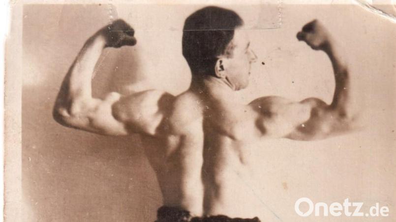 Diese Karte schickte Andreas Kraus 1928 an seine Vilsecker Verwandtschaft. Auf die Rückseite schrieb er: &quot;Zum Andenken! Ankronus, der fabelhafteste Kraftmensch des Jahrhunderts. 22 Jahre alt.&quot; Archivbild: Archiv M. Willax/exb
