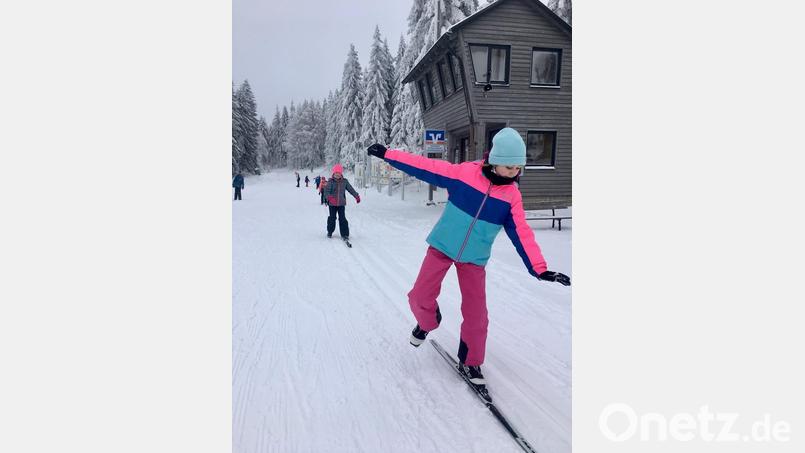 Auch beim Skilanglauf gilt: Aller Anfang ist schwer. Den Dritt- und Viertklässlern aus Hahnbach, Gebenbach und Schnaittenbach machen die Wintersporttage auf der Silberhütte einen Heidenspaß. Bild: u