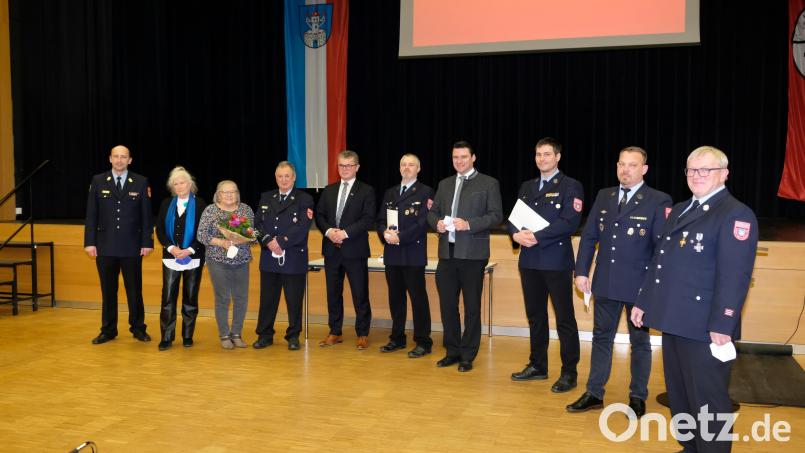 Im der Jahreshauptversammlung wurden Mitglieder der Feuerwehr für langjährige Treue ausgezeichnet. Bild: Georg Schmid/exb