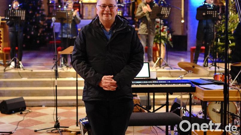 Bernhard Müllers, der Kirchenmusiker von St. Martin, beim Abschlussapplaus nach einem gelungenen Konzertabend in der Basilika St. Martin. Die Vesper war die Masterarbeit und Live-Prüfung für seinen Abschluss des zweijährigen Studiums an der Hochschule für Kirchenmusik im Fach „Neue Kirchenmusik“. Im Hintergrund ein Teil der versierten Begleitmusiker, Studenten aus dem Projektchor der Hochschule für Kirchenmusik in Regensburg. Bild: Thomas Zinnbauer