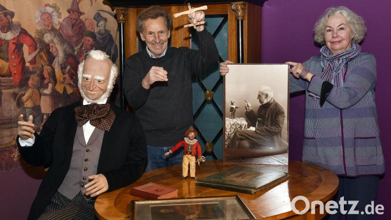 Als lebensgroße Figur ist &quot;Papa Schmid&quot;, der Gründer des Münchner Marionettentheaters, ins Stadtmuseum eingezogen. Erschaffen haben ihn Marionettentheater-Intendant Siegfried Böhmke, der eine alte Marionette des Kasperl Larifari in den Händen hält, und Kostümbildnerin Eva Richter. Bild: Petra Hartl