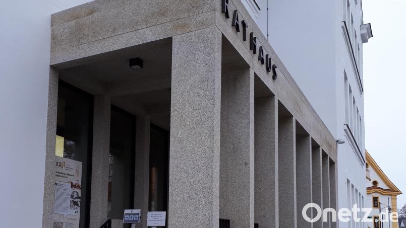 Wegen der gestiegenen Infektionszahlen ist das Rathaus seit Dienstag geschlossen, Besucher kommen nur nach Anmeldung ins Gebäude. Bild: pz