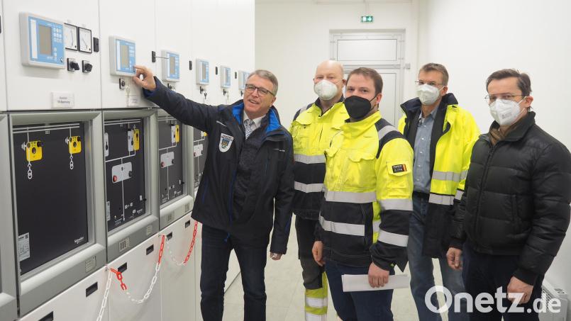 Unbemerkt von der Öffentlichkeit hat das neue Schaltwerk schon im November seine Arbeit aufgenommen. Trotzdem durfte Bürgermeister Franz Stahl nochmal offiziell auf den Startknopf drücken. Im Bild (von links) Franz Stahl mit Bauleiter Karl Schwägerl, dem Leiter der Stromversorgung, Tobias Schwägerl, Stadtwerkeleiter Thomas Kraus und dem Stadt-Geschäftsleiter Markus Bergauer. Bild: ws
