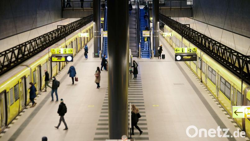Im Nahverkehr haben Berliner Verkehrsbetriebe (BVG) das Angebot eingeschränkt. Foto: Annette Riedl/dpa Bild: Annette Riedl