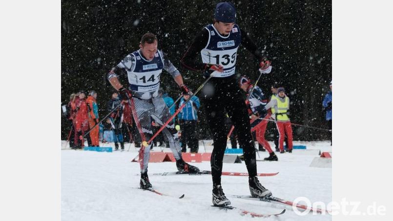 Beim Skilanglaufrennen am Rotbühl in Hirschau ergeben sich spannende Positionskämpfe. Hier der Hirschauer Trainer Johannes Pfab (141) mit Denniz Bothner (139, ebenfalls SCMK). Pfab gewinnt die Klasse H31 und läuft über die 8,3 km die zweitschnellste Zeit hinter Tobias Buschek aus Furth im Wald Bild: chl