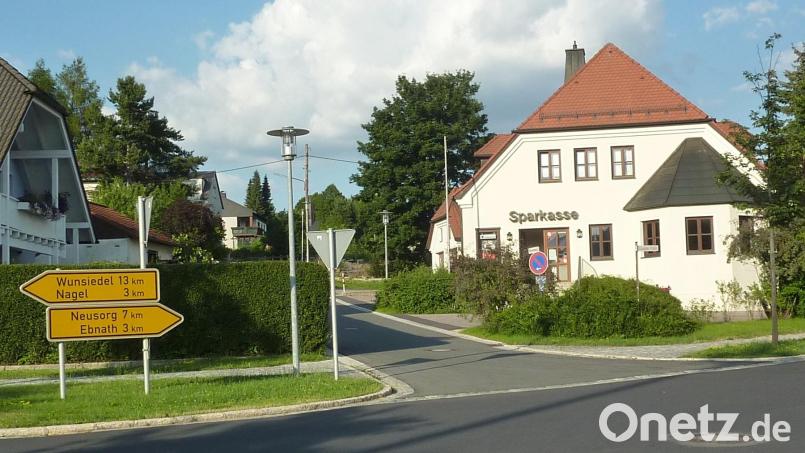 Dieses schmucke Gebäude mitten im Zentrum könnte bald Eigentum der Gemeinde sein und das Ensemble Kirche - Rathaus - Reger-Haus ergänzen. Über die Verwendung ist noch nichts bekannt. Archivbild: ld