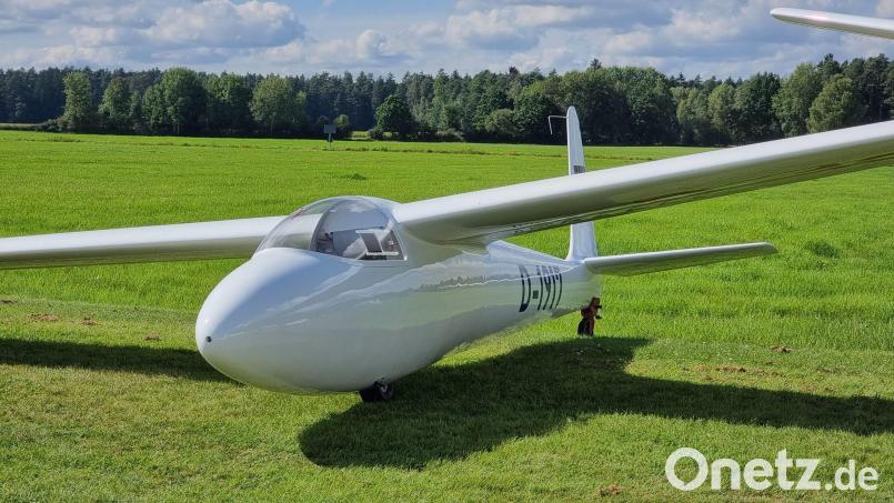 Das neu aufgebaute Segelflugzeug landete hier auf dem Vorfeld des Verkehrslandesplatzes Latsch. Bild: Tiemo Morawitz /exb