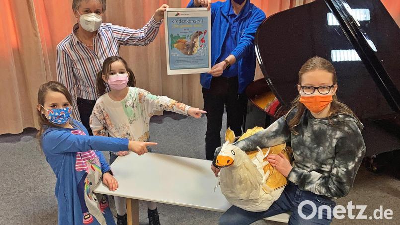 Vorne die Kinder von links: Liv, Eva, Helena, dahinter Cornelia Kick und Heiner Balk. Bild: R. Kreuzer