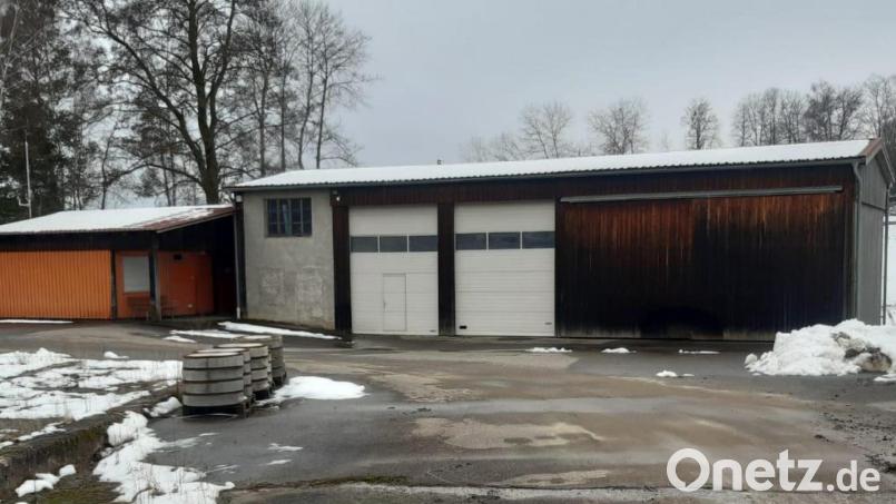 Das frühere Bauhofgebäude in Fuchsberg ist eines der gemeindlichen Objekte, die sich für die Installation von PV-Anlagen anbieten würde. Bild: Gemeinde Teunz/exb