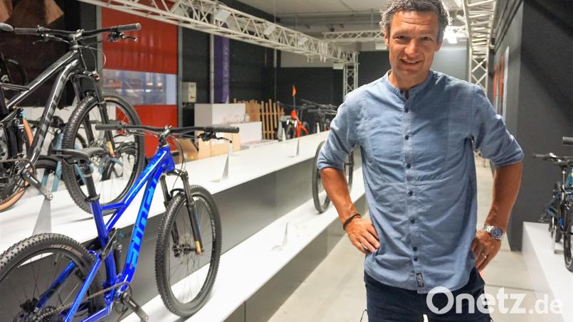 Boom-Firma: Christoph Mannel, Geschäftsführer von Ghost, im Juni 2021 im leergekauften Showroom in Waldsassen. Archivbild: jut