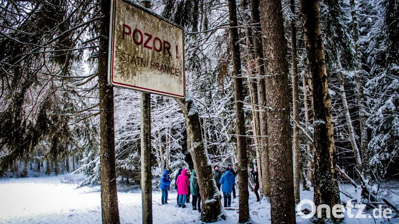 Die Theatergruppe Ovigo bei einer Begehungsprobe auf dem Weg zur einst falschen Grenze. Bild: Freya Fehse