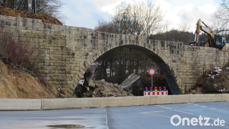 80 Jahre hat die Bogenbrücke bei Mönlas den Verkehr der B 85 getragen. Jetzt macht sie einem Neubau Platz. Bild: aks